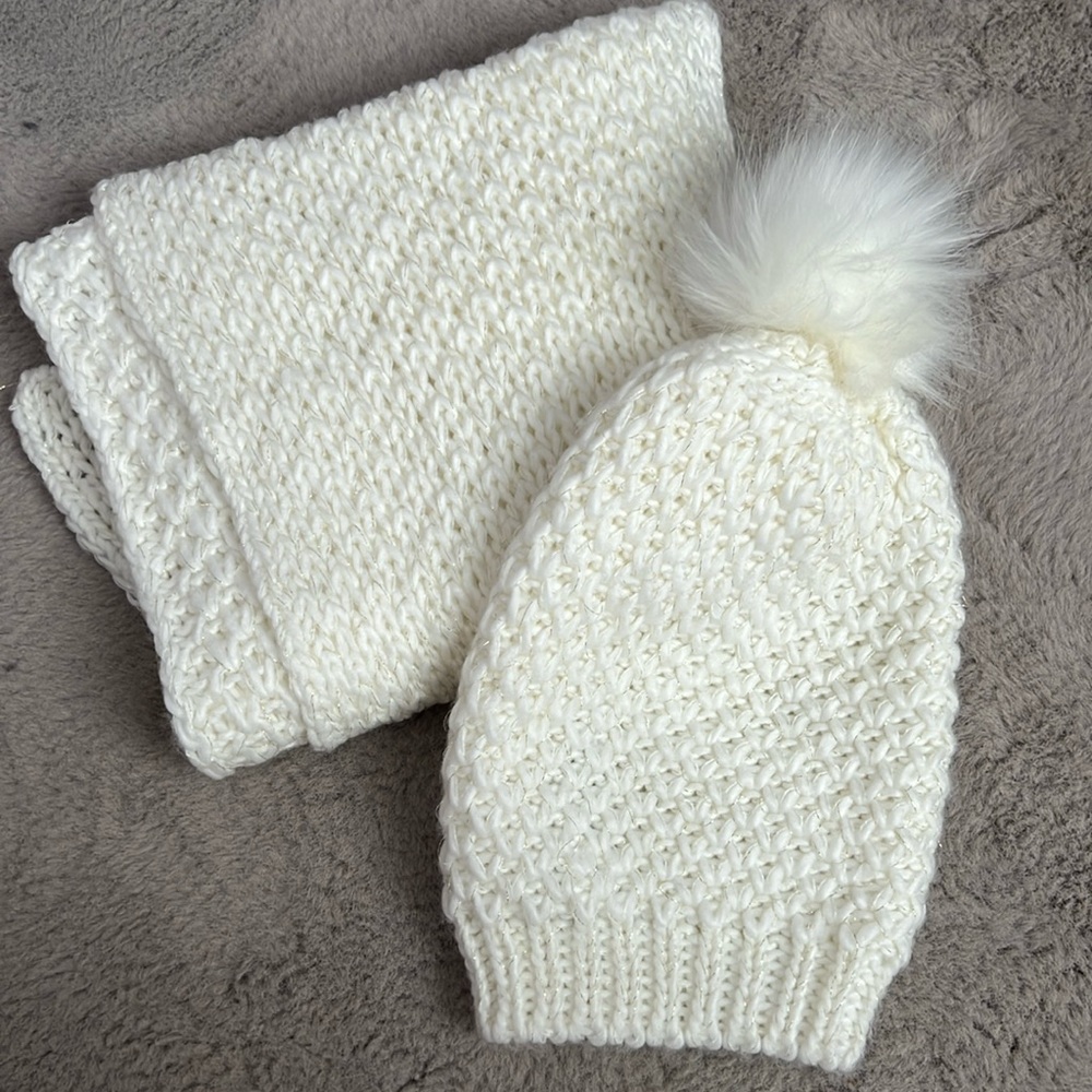Set winter hat and scarf white/ cream with gold stitched 🧵